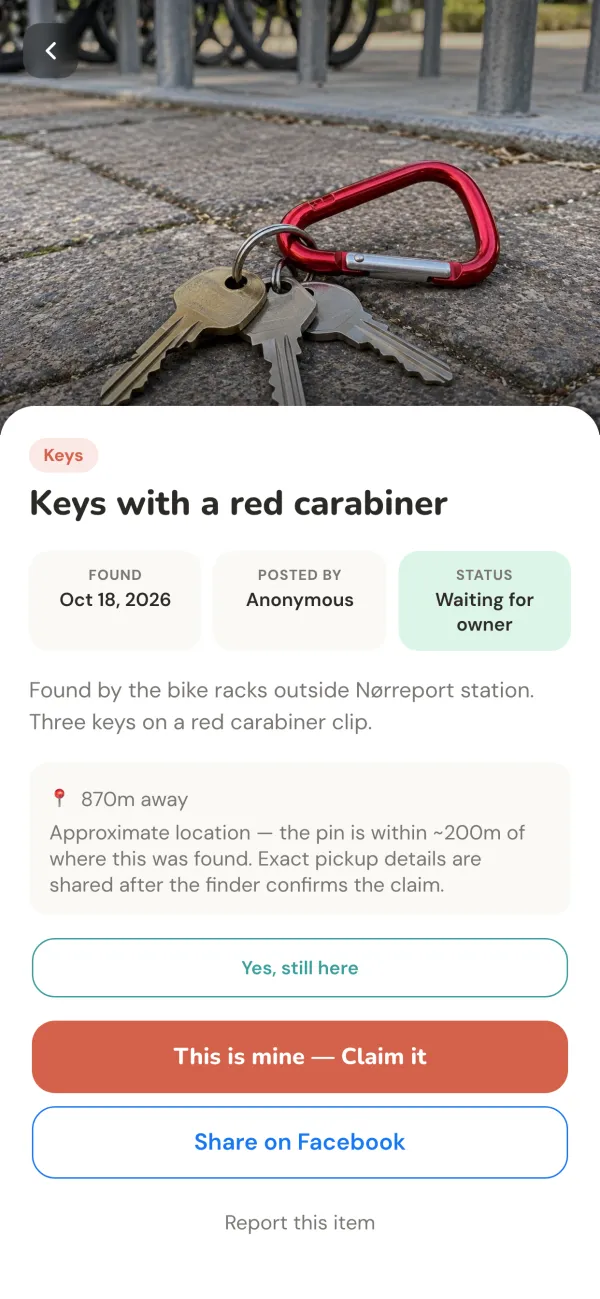 A found item in Droppd.it: keys with a red carabiner, pinned near Nørreport station, with a button to claim it